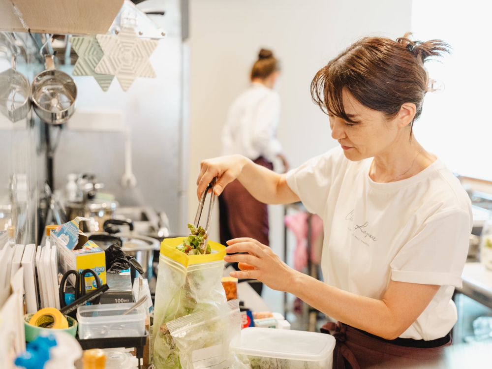健康料理家がキッチンでヘルシーレシピを開発している