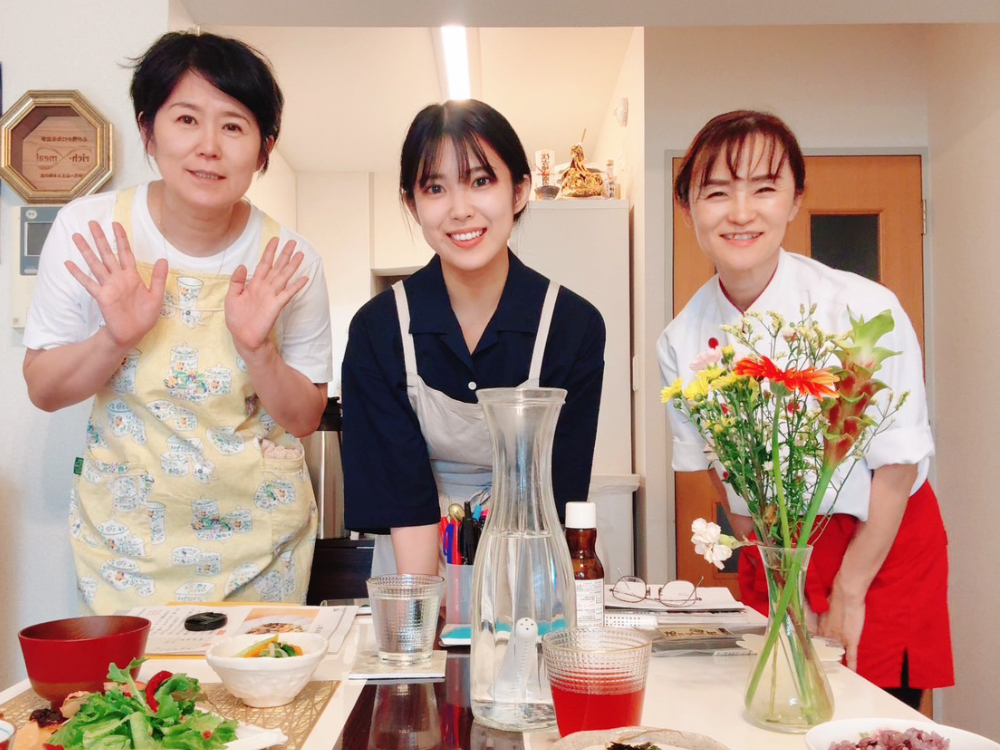健康料理家を育成する講座で学ぶ受講生と講師の様子