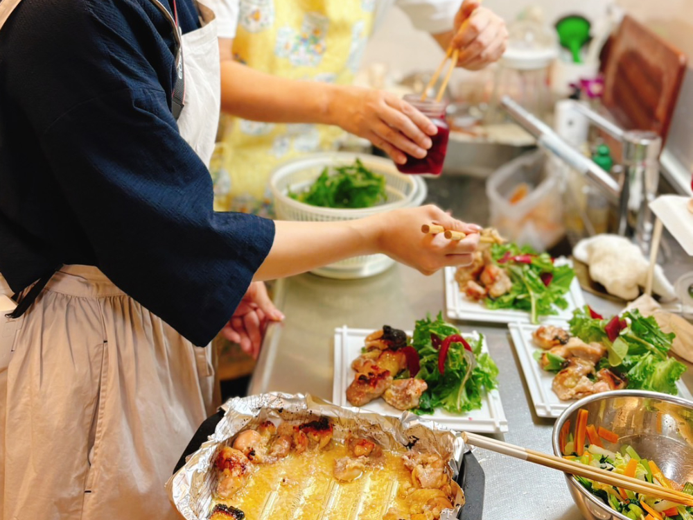 健康料理家育成講座で受講生が料理の盛り付けを実践している様子