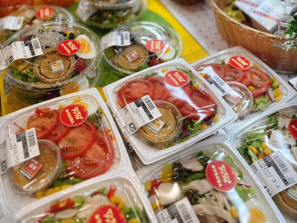 健康料理家が監修したサラダ惣菜が店頭に並ぶ