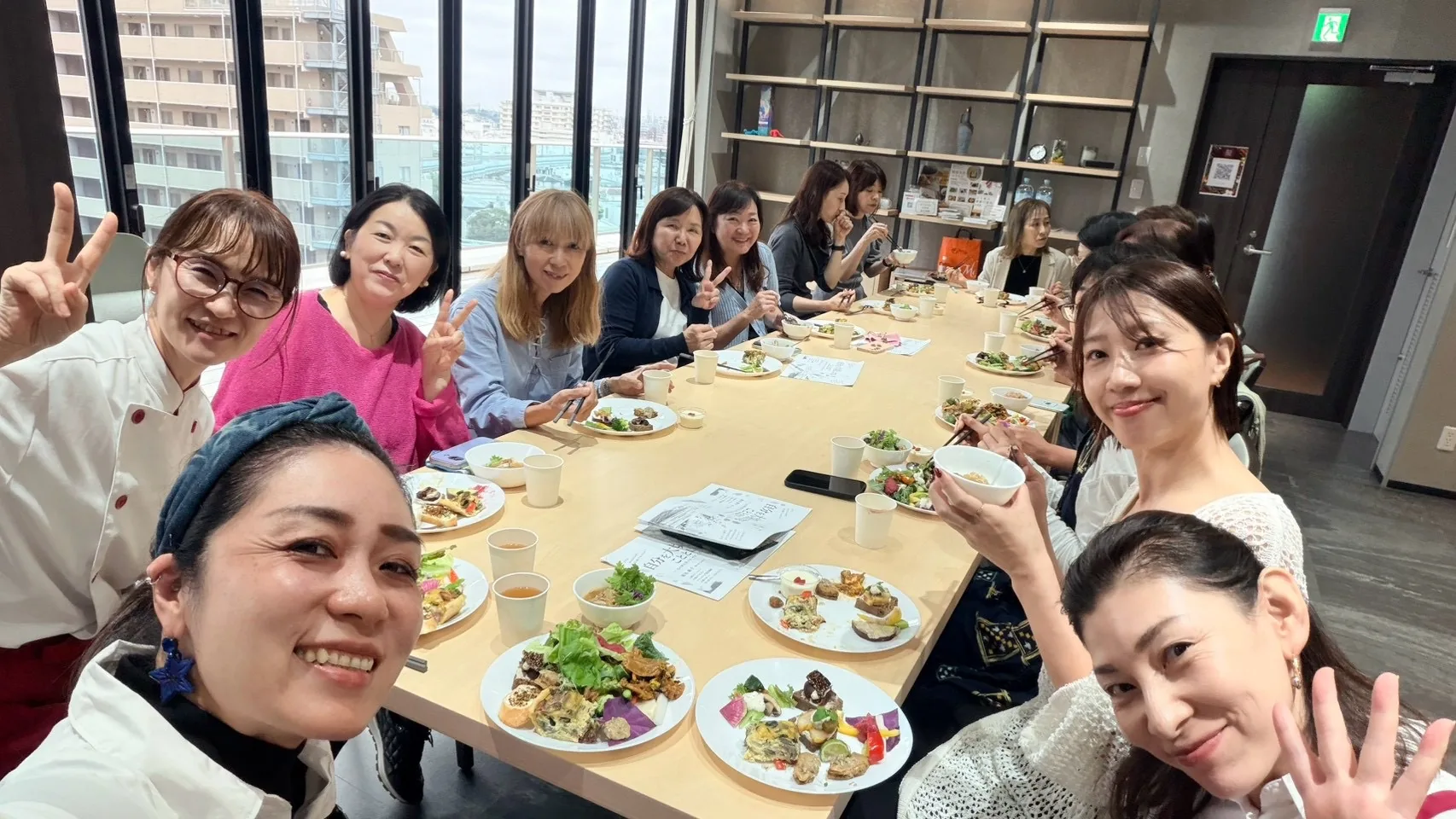 料理を囲んで交流する健康美食交流会の参加者